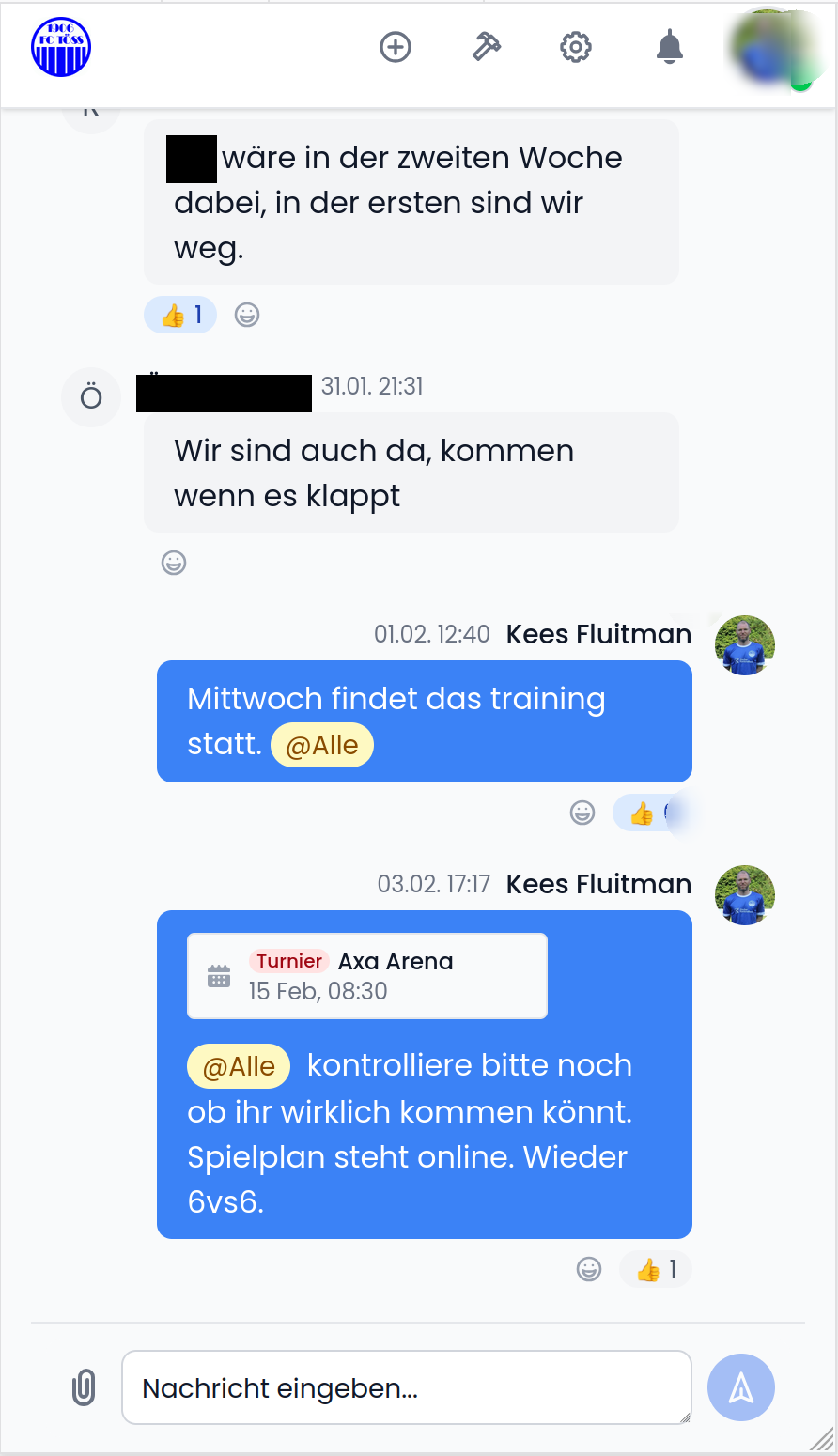 Team chat with @Alle mentions, emoji reactions, and embedded tournament event reference